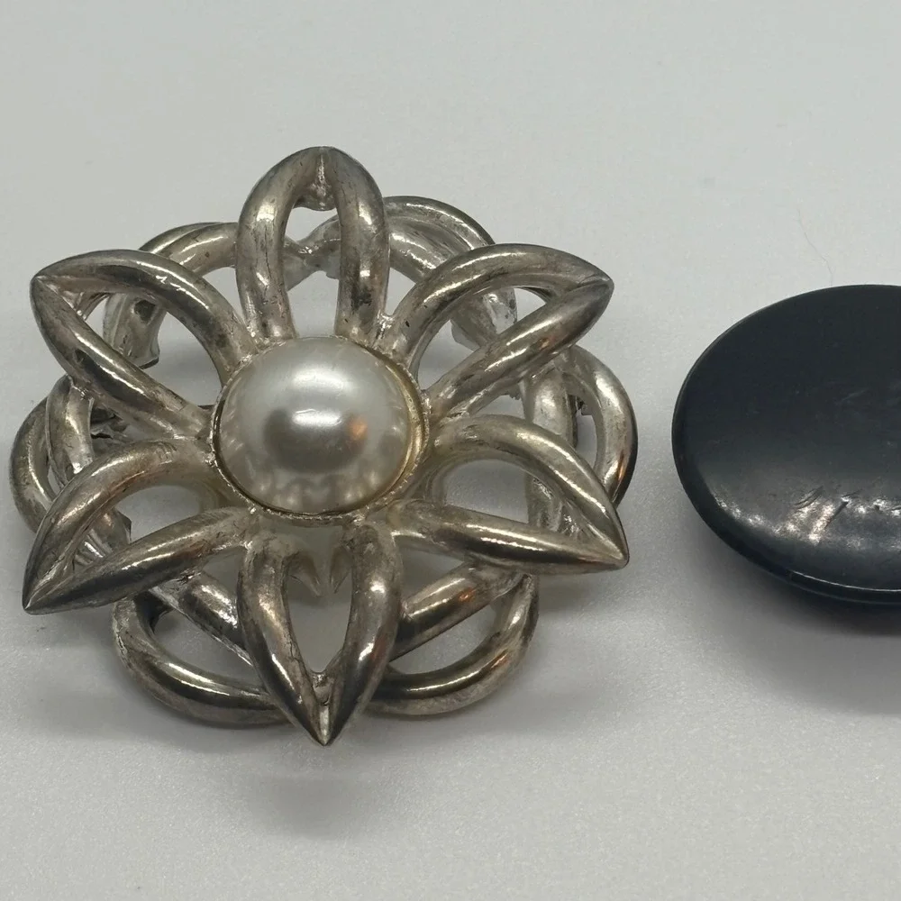 Flower Brooch Women OS Silver Faux Pearl Layered Petal Vintage Style